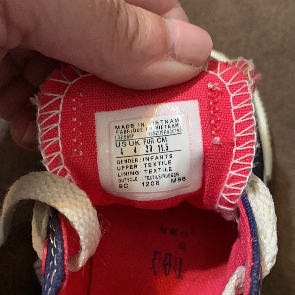Converse tennis shoes size 4 - Picture 3 of 5